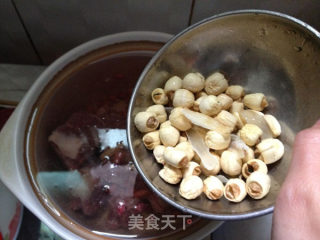 莲子花生排骨汤的做法步骤：6