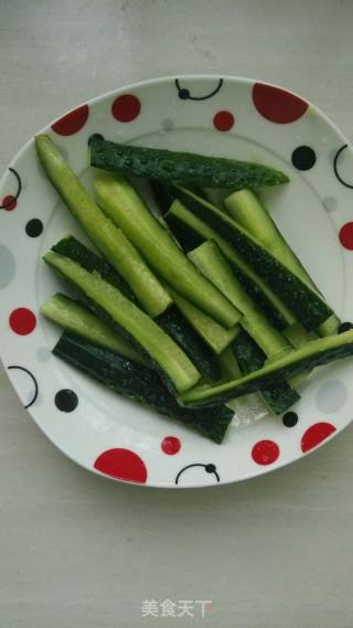 黄瓜辣椒小菜的做法步骤：2