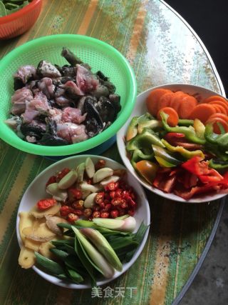 牛蛙锅仔的做法步骤：1