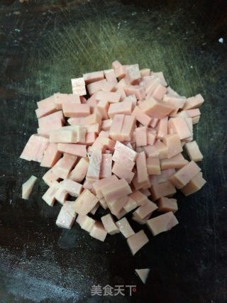 火腿玉米胡萝卜的做法步骤：2