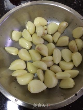 蒜头焖五花肉的做法步骤：1