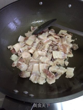 蒜头焖五花肉的做法步骤：2
