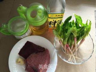生滚猪肝瘦肉菠菜根汤的做法步骤：1