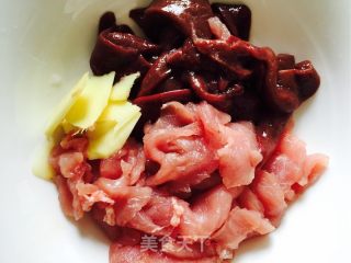 生滚猪肝瘦肉菠菜根汤的做法步骤：2
