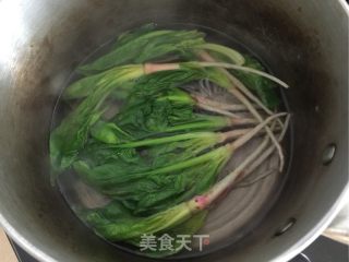 生滚猪肝瘦肉菠菜根汤的做法步骤：4