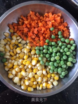 豌豆火腿丁的做法步骤：1