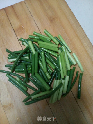 蒜薹炒蘑菇的做法步骤：1