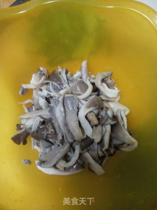 蒜薹炒蘑菇的做法步骤：4