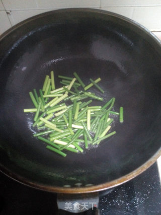 蒜薹炒蘑菇的做法步骤：5