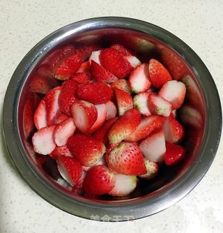 自制草莓酱的做法步骤：1
