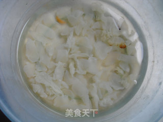 黄瓜拌海蜇头的做法步骤：2