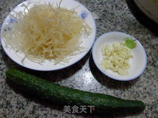 青瓜拌海蜇花的做法步骤：1