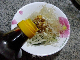 青瓜拌海蜇花的做法步骤：8