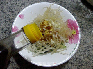 青瓜拌海蜇花的做法步骤：9