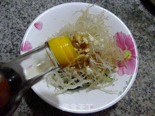 青瓜拌海蜇花的做法步骤：10