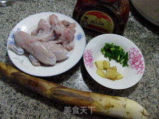 雷笋烧牛蛙的做法步骤：1