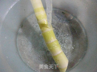 雷笋烧牛蛙的做法步骤：2