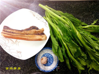 腊肉炒芥菜心的做法步骤：1