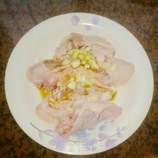 蒜香鸡翅的做法步骤：1