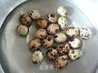 银耳鹌鹑蛋的做法步骤：1
