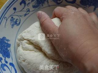 韭菜盒子----初春食韭正当时（附盒子花边的详细包法）的做法步骤：2
