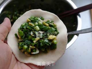 韭菜盒子----初春食韭正当时（附盒子花边的详细包法）的做法步骤：16