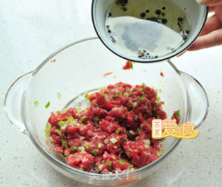 怎样做令人垂涎三尺的山东名吃【烫面千层牛肉饼】的做法步骤：8