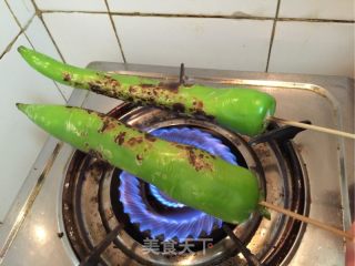 擂三宝（茄子青椒皮蛋）的做法步骤：3
