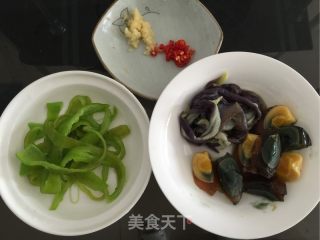 擂三宝（茄子青椒皮蛋）的做法步骤：4