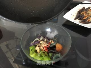 擂三宝（茄子青椒皮蛋）的做法步骤：5