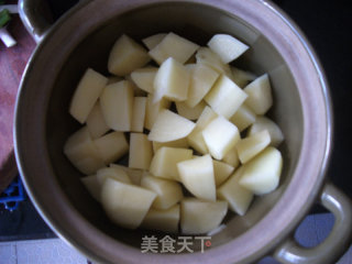 排骨土豆煲的做法步骤：2