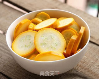 拌香蕉西葫芦的做法步骤：2
