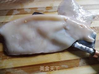 酸辣爆炒鱿鱼的做法步骤：1