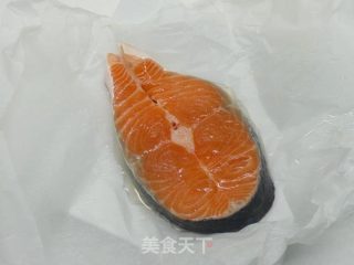 红烧鲑鱼 《 纸包鱼片 1》的做法步骤：1