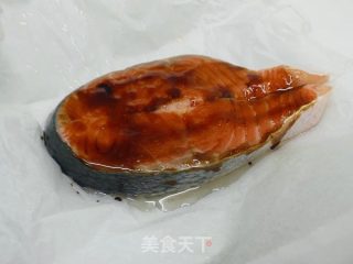 红烧鲑鱼 《 纸包鱼片 1》的做法步骤：4