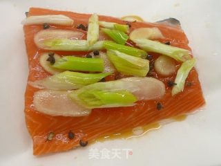酒蒸鲑鱼 《纸包鱼片 2》的做法步骤：2