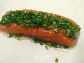 盐葱鲑鱼 《纸包鱼片 3》的做法步骤：4