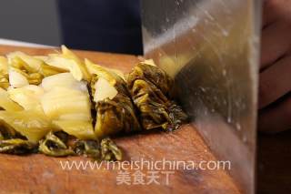 懒人版酸菜焖鱼头的做法步骤：2