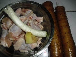 山药烧鸡翅根的做法步骤：1