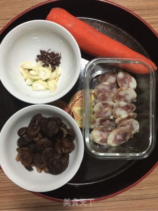 胡萝卜炒香肠的做法步骤：1