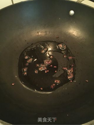 胡萝卜炒香肠的做法步骤：3