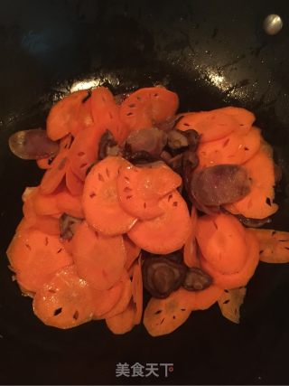 胡萝卜炒香肠的做法步骤：6
