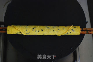 香酥芝麻蛋卷的做法步骤：9