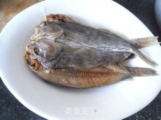 葱姜丝蒸咸鱼的做法步骤：4