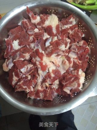 土豆炖牛肉的做法步骤：1