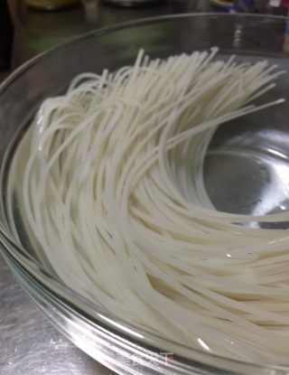 石参鸡汤米线的做法步骤：1