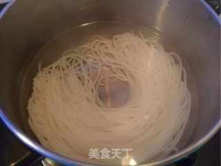石参鸡汤米线的做法步骤：6