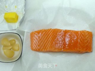 香蒜奶油鲑鱼《纸包鱼片4 》的做法步骤：1