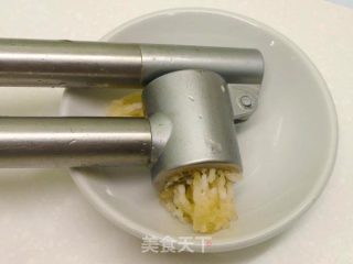 香蒜奶油鲑鱼《纸包鱼片4 》的做法步骤：2