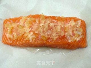 香蒜奶油鲑鱼《纸包鱼片4 》的做法步骤：3